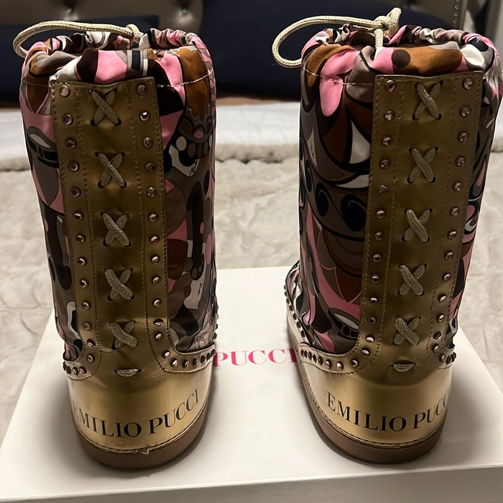 These Emilio Pucci Classic Moon boots are in great condition. They are a size 38